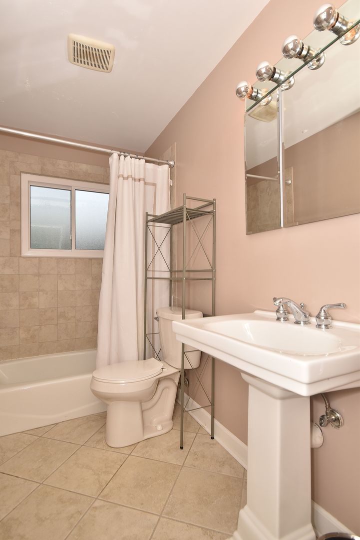 861 S Hawthorne Avenue, Elmhurst, IL 60126