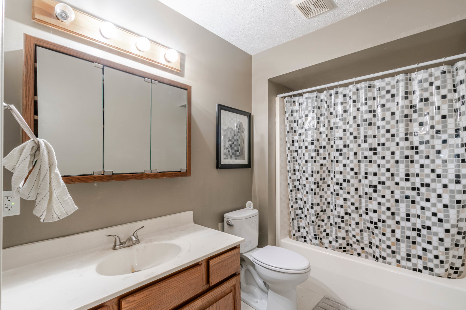 19866 Lakewood Drive, Bloomington, IL 61705