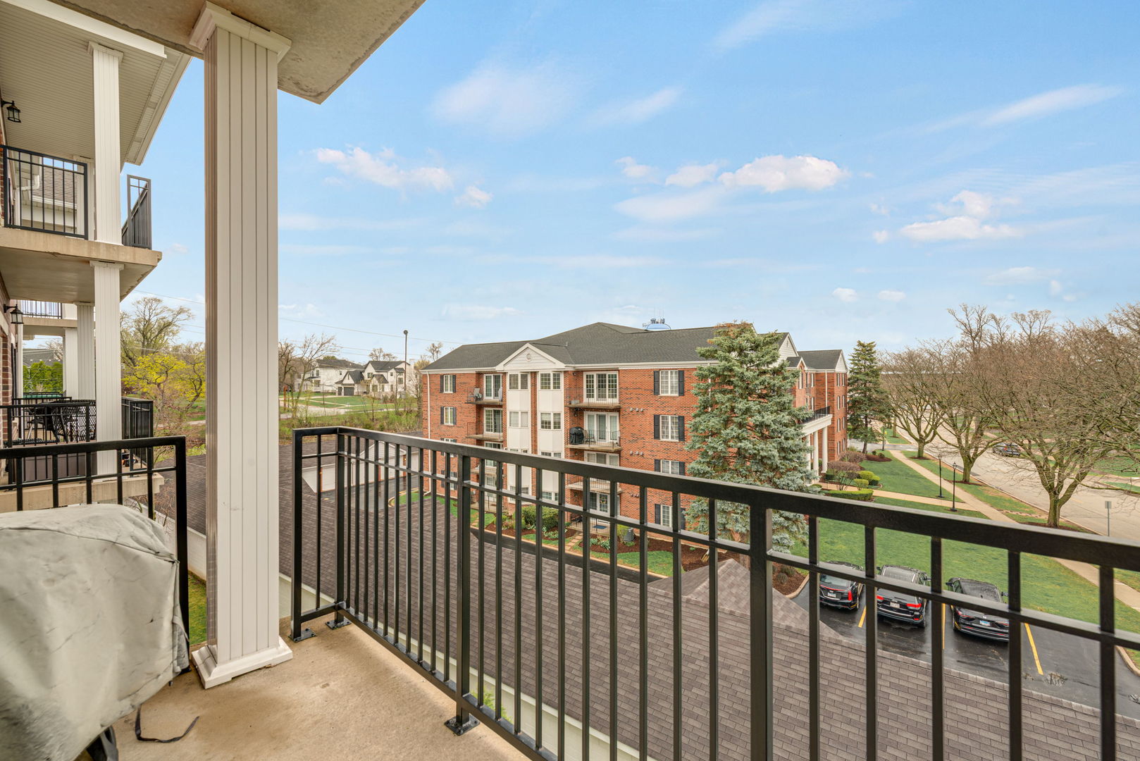 400 McDaniels Circle #405, Clarendon Hills, IL 60514