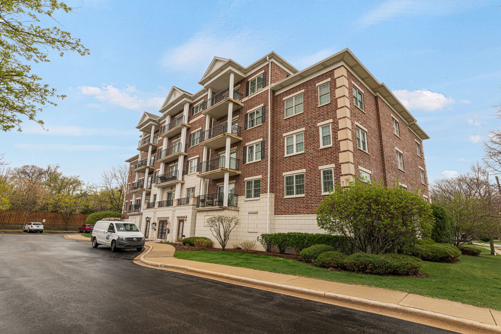 400 McDaniels Circle #405, Clarendon Hills, IL 60514