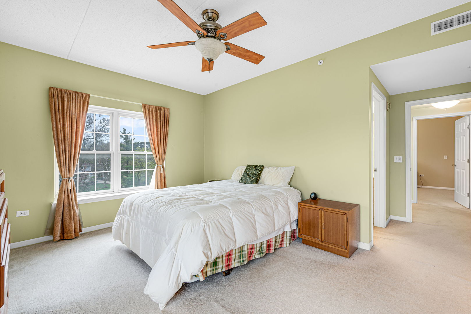 400 McDaniels Circle #405, Clarendon Hills, IL 60514