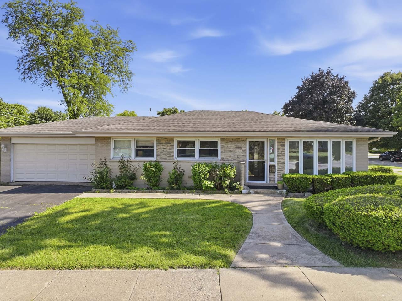 2001 Plainfield Drive, Des Plaines, IL 60018