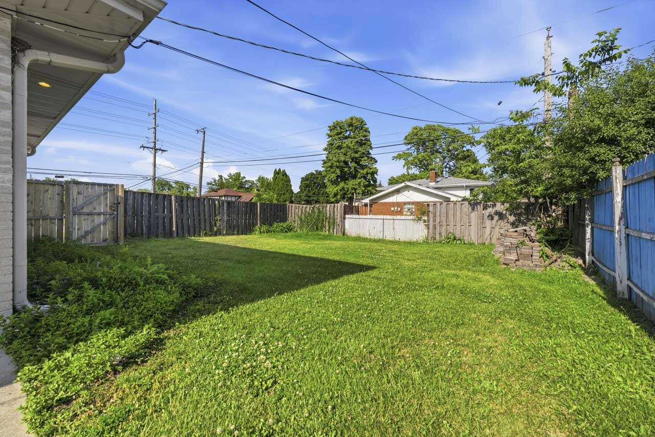2001 Plainfield Drive, Des Plaines, IL 60018
