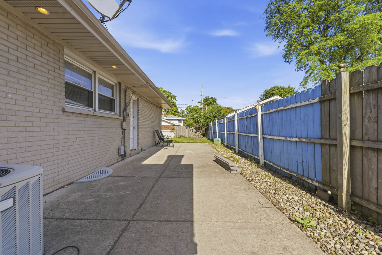 2001 Plainfield Drive, Des Plaines, IL 60018