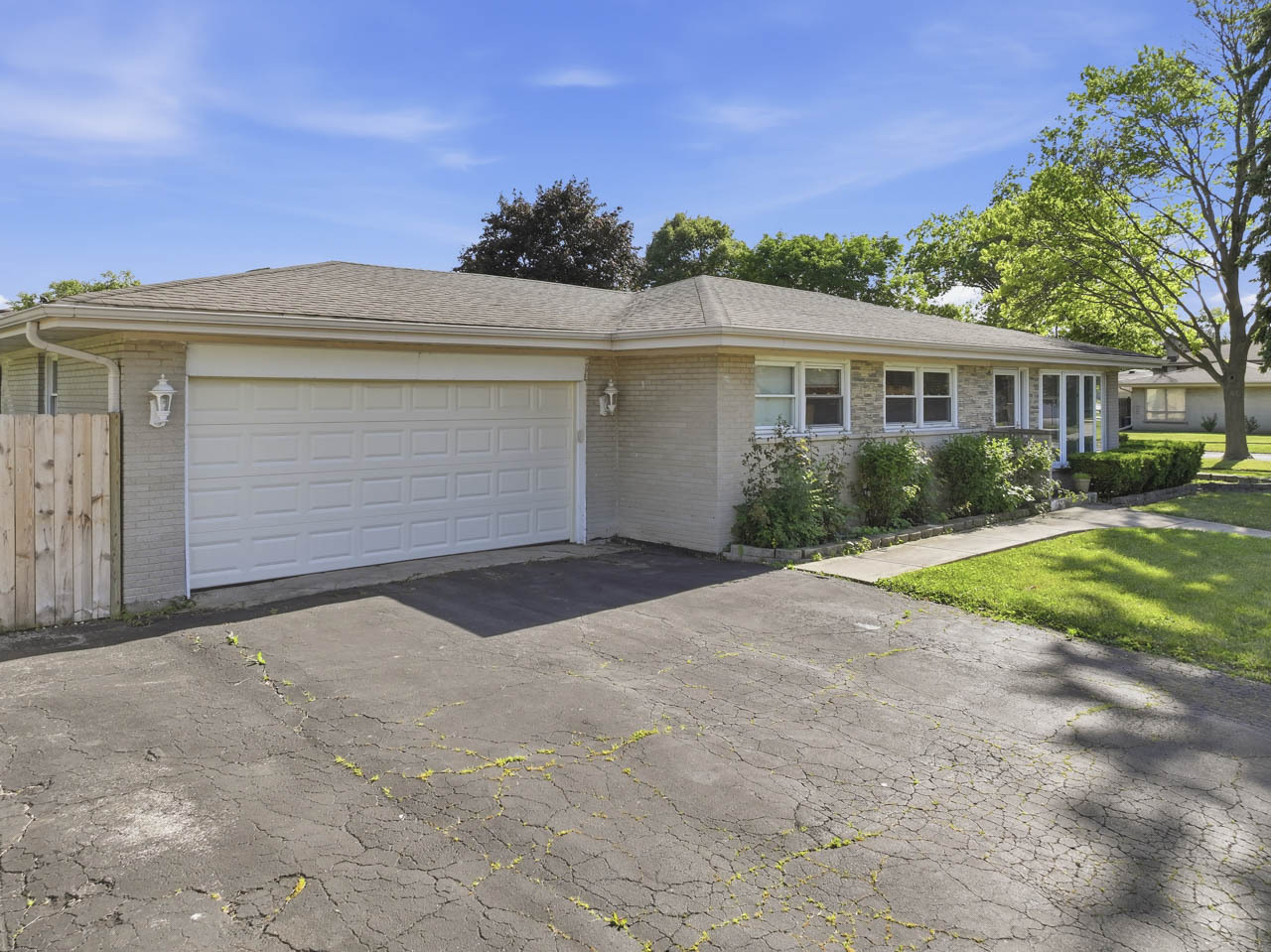 2001 Plainfield Drive, Des Plaines, IL 60018