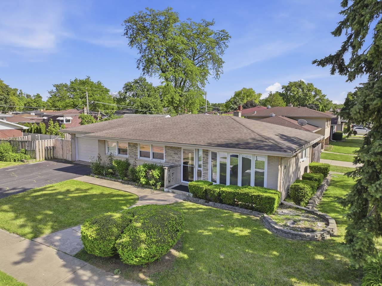 2001 Plainfield Drive, Des Plaines, IL 60018