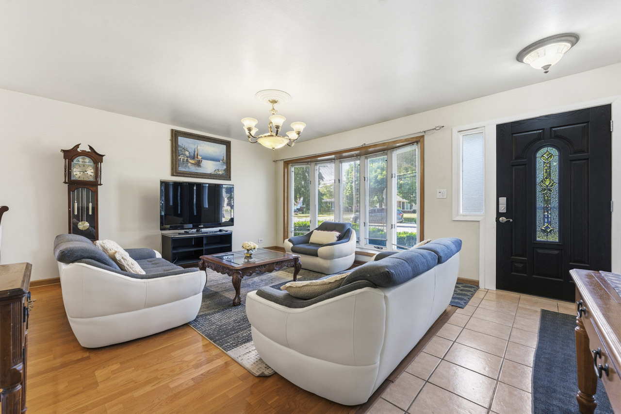 2001 Plainfield Drive, Des Plaines, IL 60018