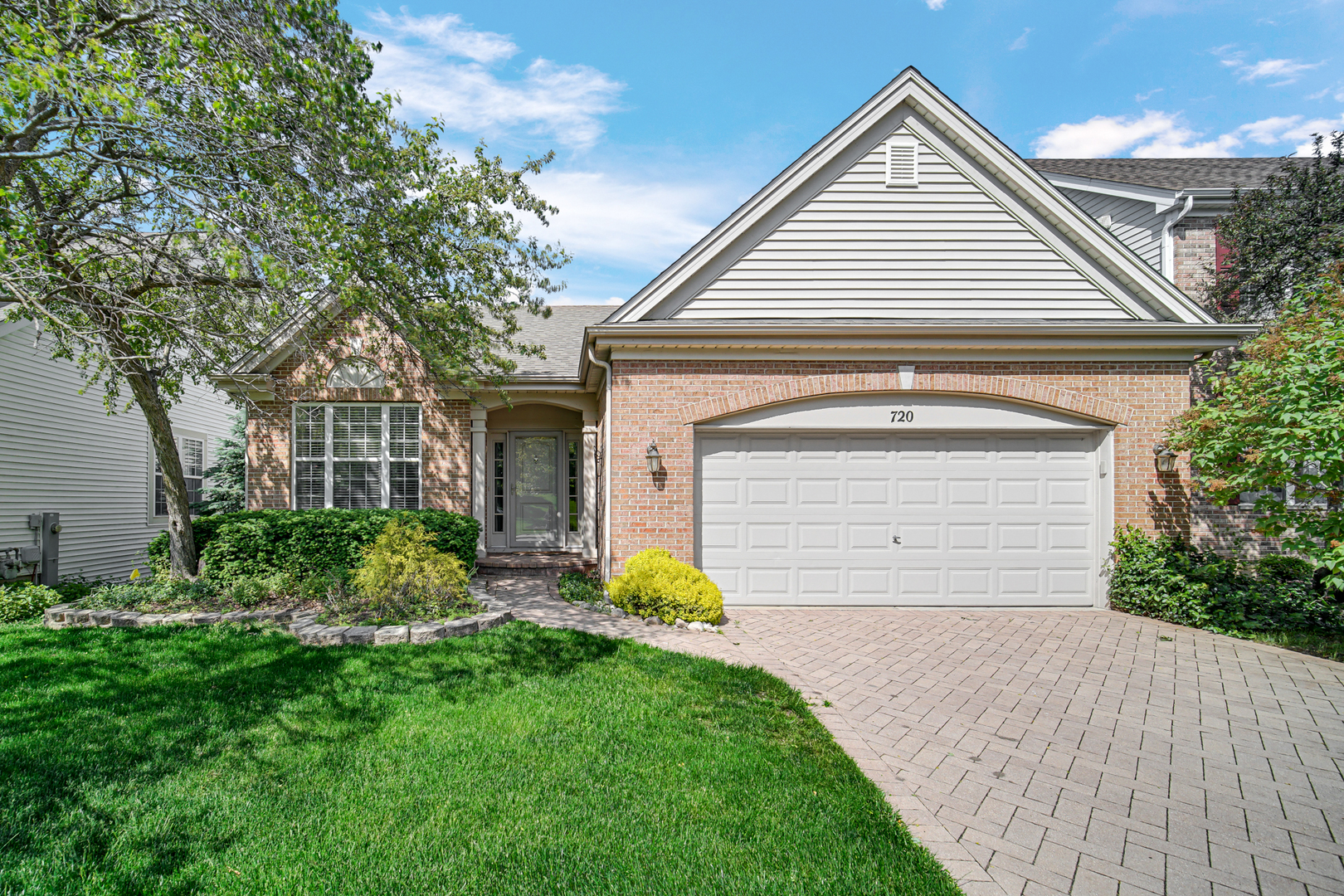 720 Viewpointe Drive, St. Charles, IL 60174