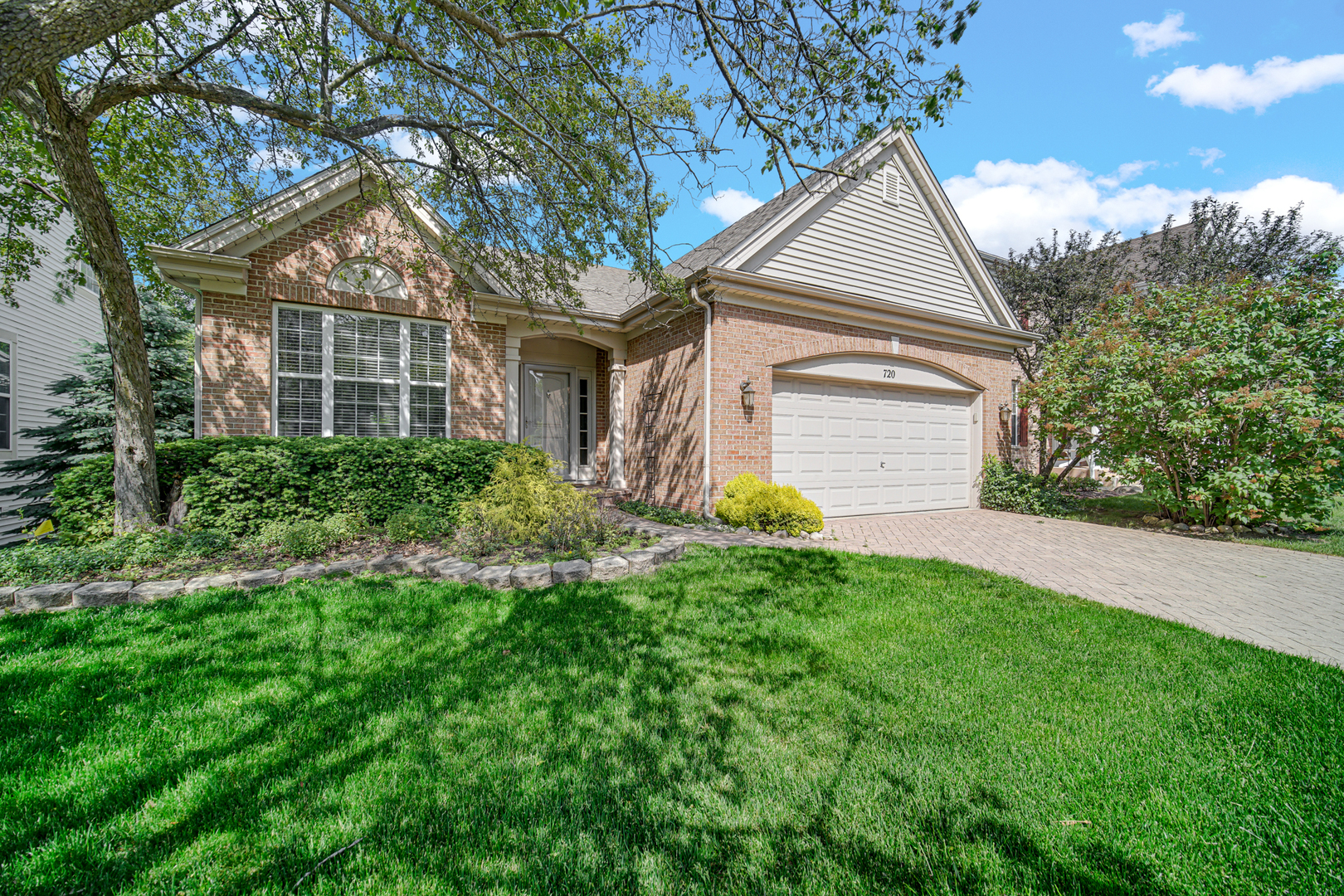 720 Viewpointe Drive, St. Charles, IL 60174
