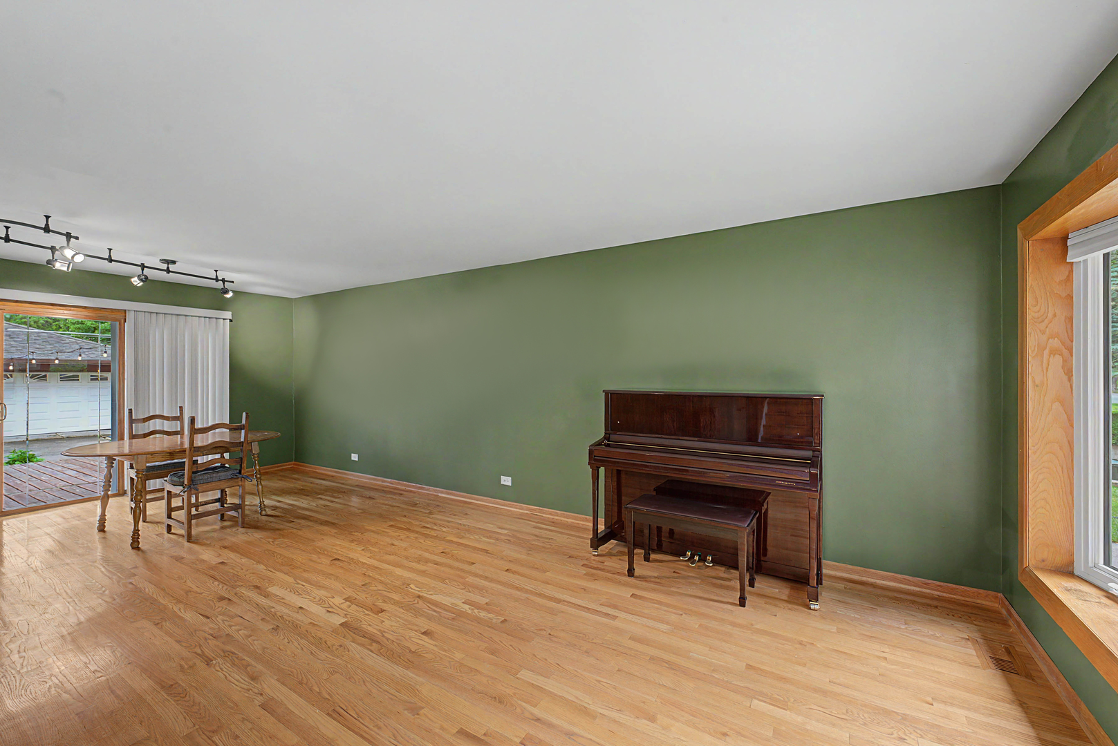 1331 N Indigo Drive, Mount Prospect, IL 60056