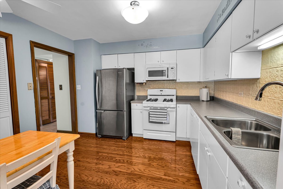 5454 Ashbrook Place, Downers Grove, IL 60515