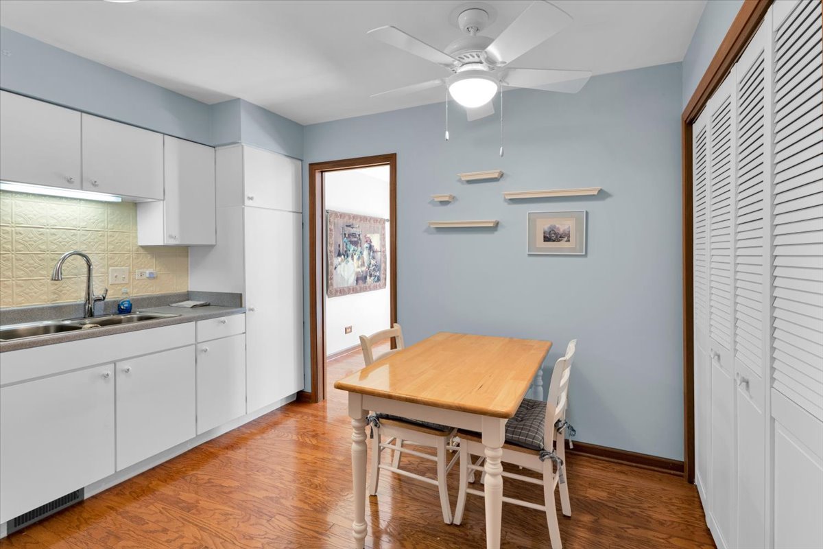 5454 Ashbrook Place, Downers Grove, IL 60515
