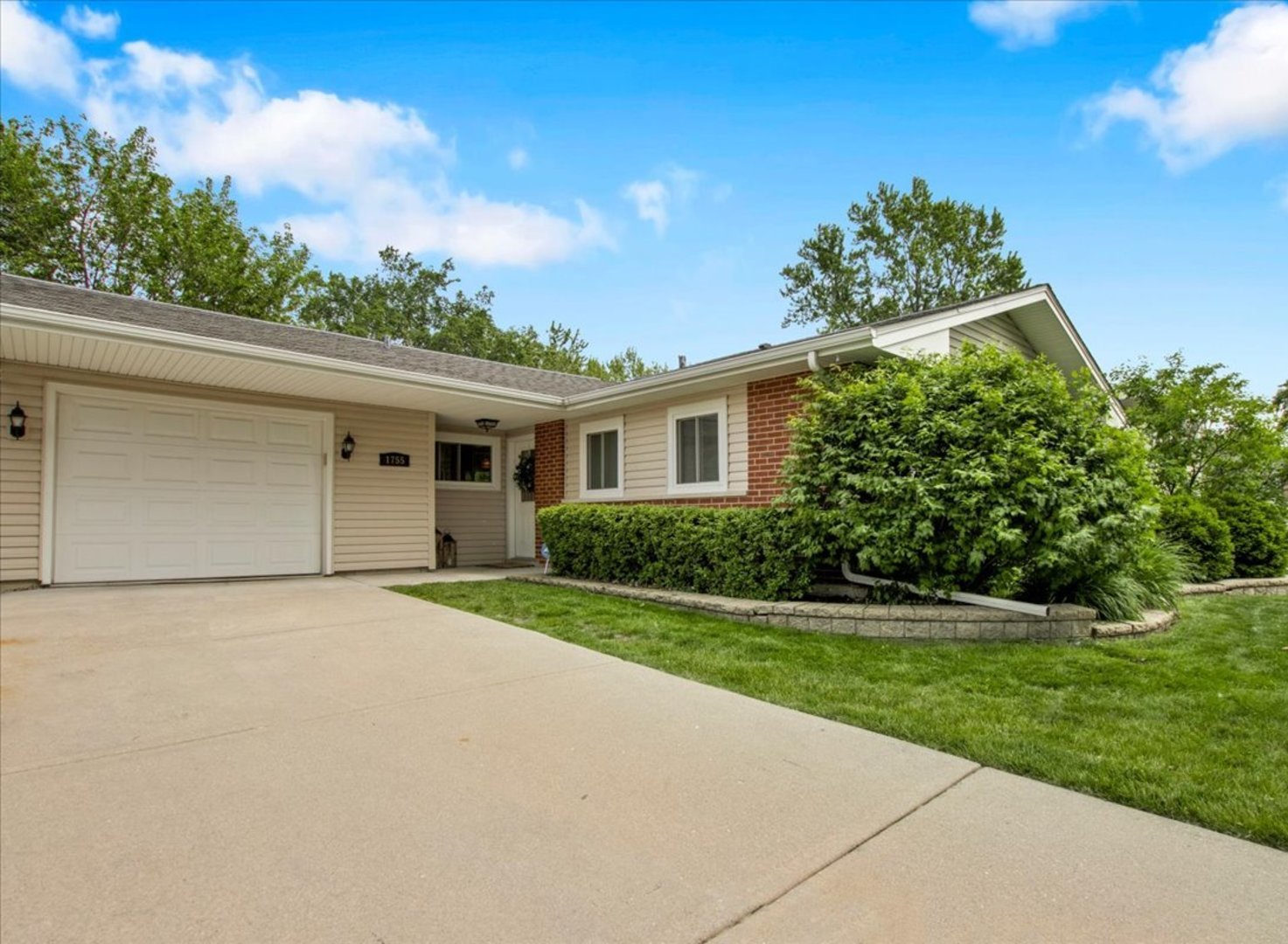 1755 Monticello Road, Hoffman Estates, IL 60169