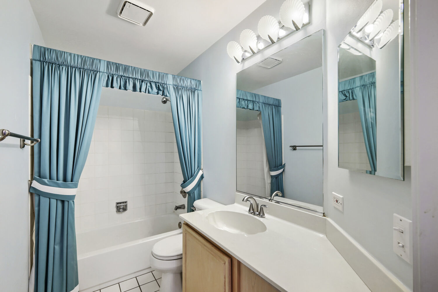 1619 Camberley Court #2, Bartlett, IL 60103