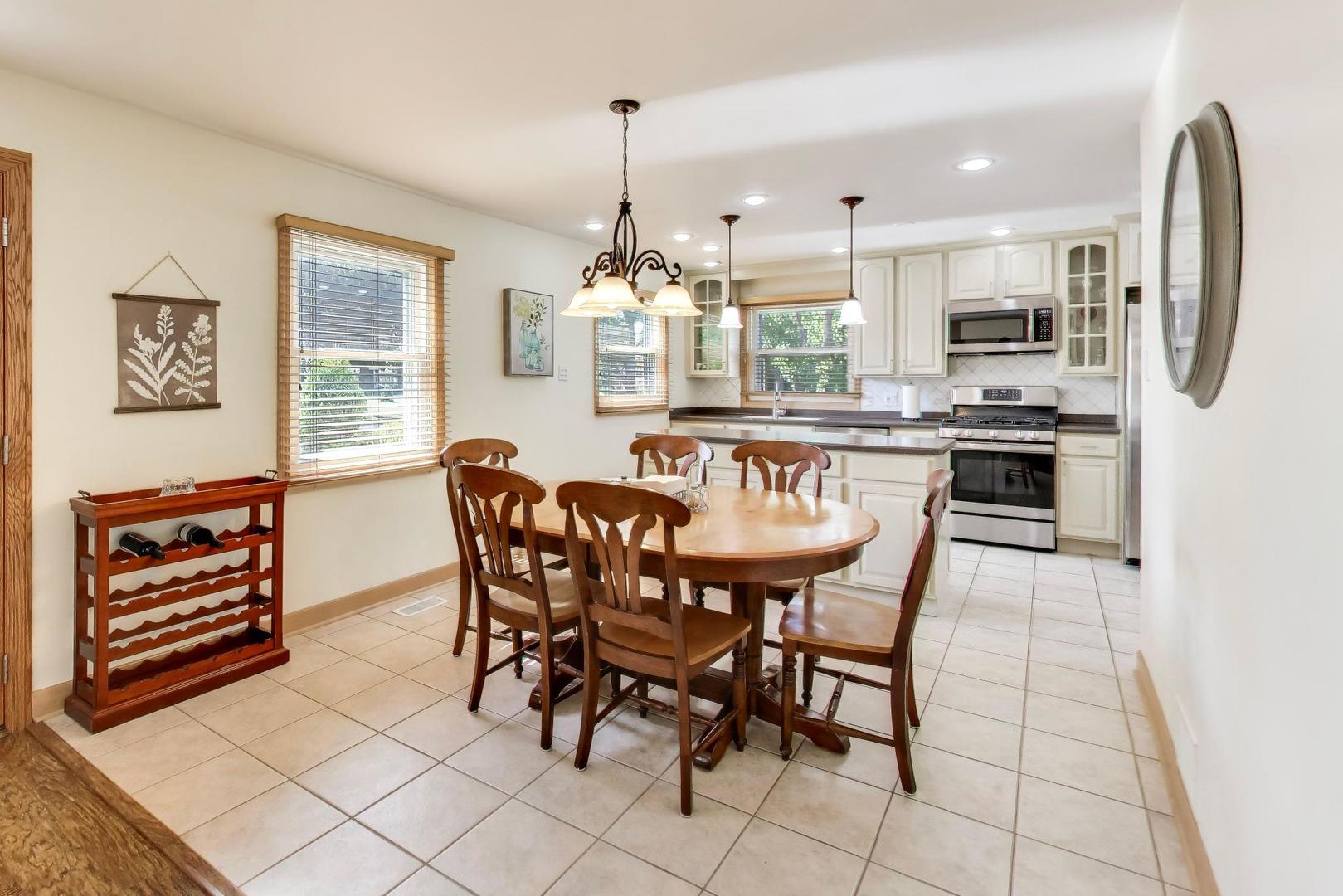 2825 Eisenhower Drive, Des Plaines, IL 60018