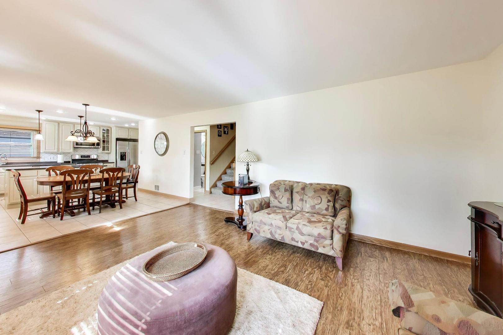 2825 Eisenhower Drive, Des Plaines, IL 60018