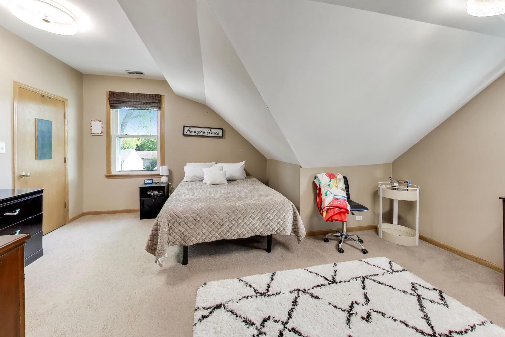 2825 Eisenhower Drive, Des Plaines, IL 60018