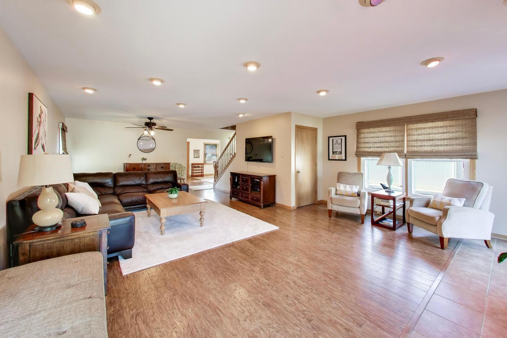 2825 Eisenhower Drive, Des Plaines, IL 60018