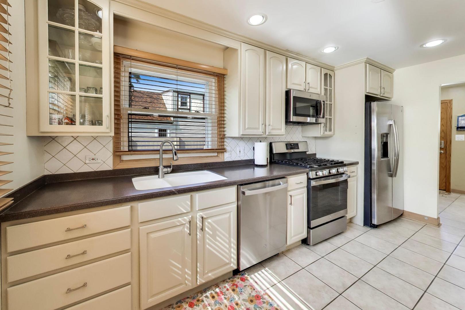 2825 Eisenhower Drive, Des Plaines, IL 60018