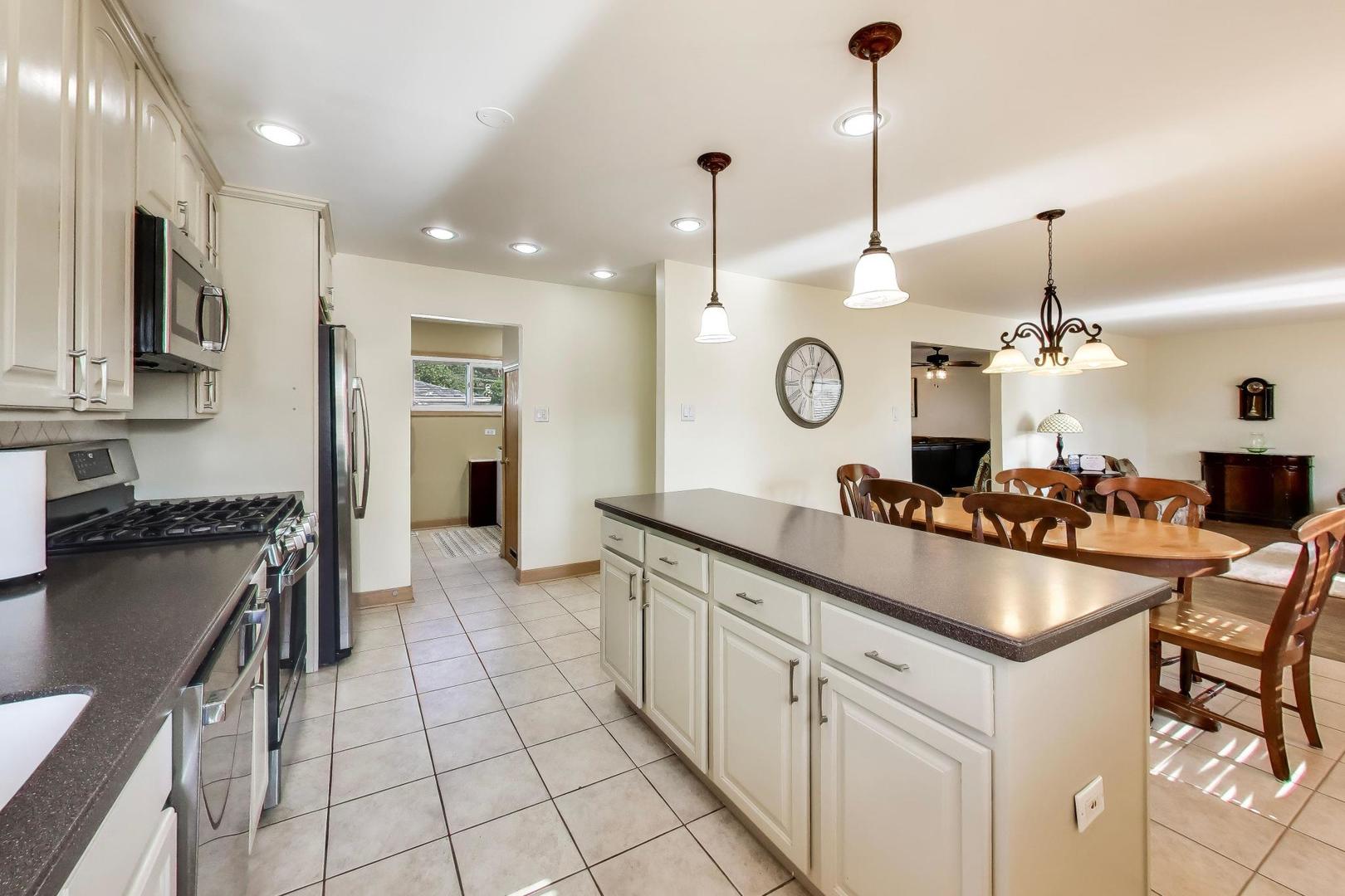 2825 Eisenhower Drive, Des Plaines, IL 60018