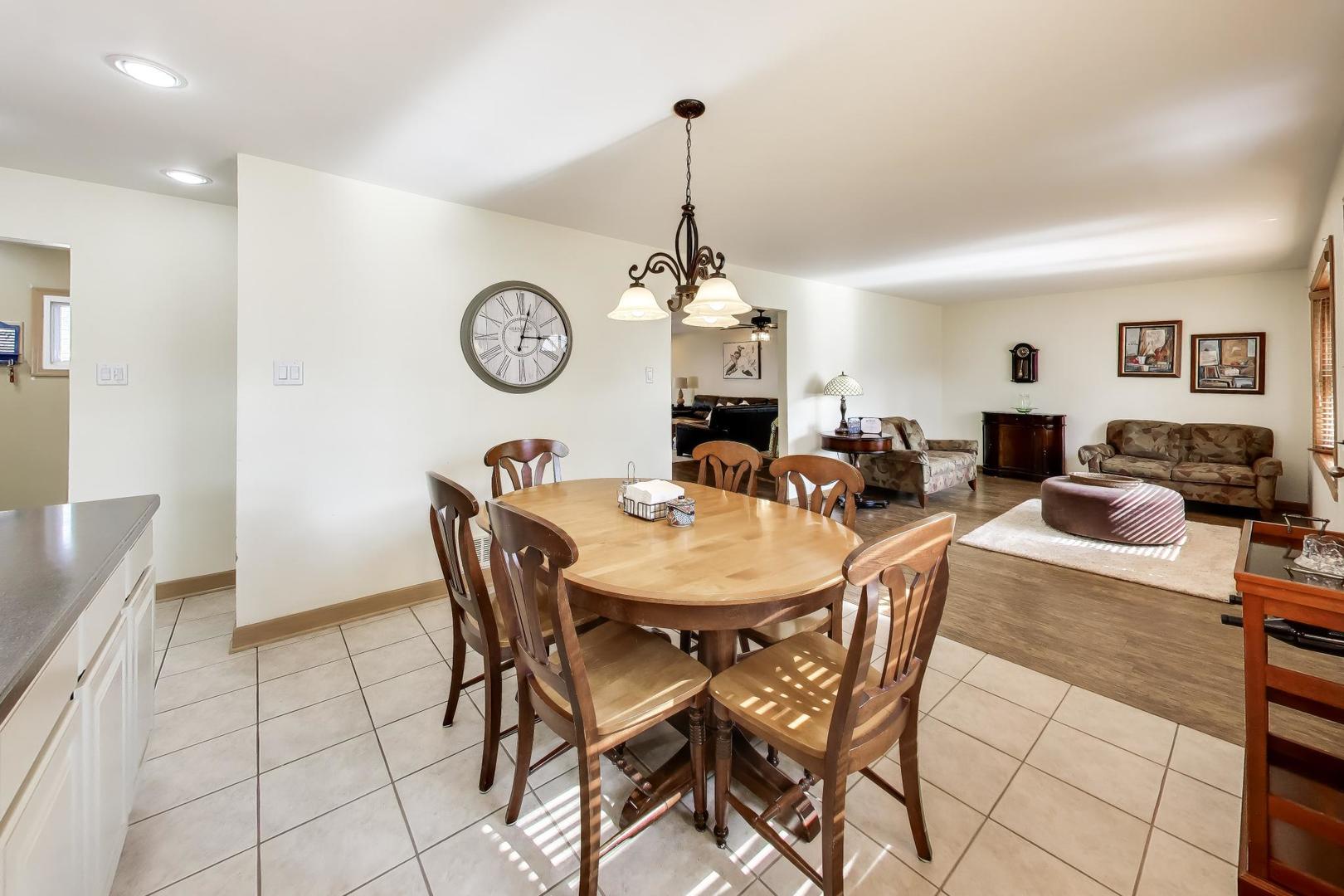 2825 Eisenhower Drive, Des Plaines, IL 60018