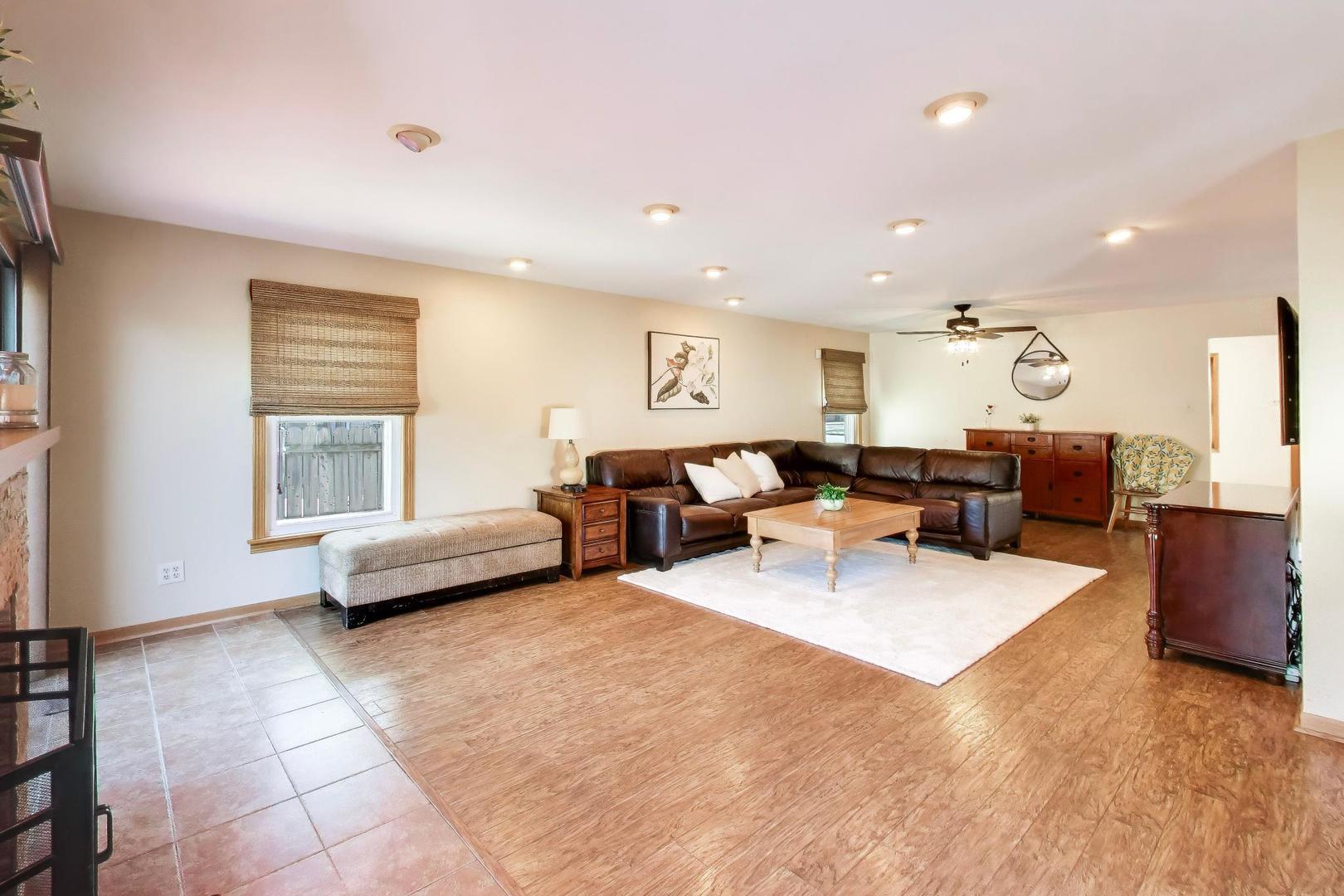 2825 Eisenhower Drive, Des Plaines, IL 60018