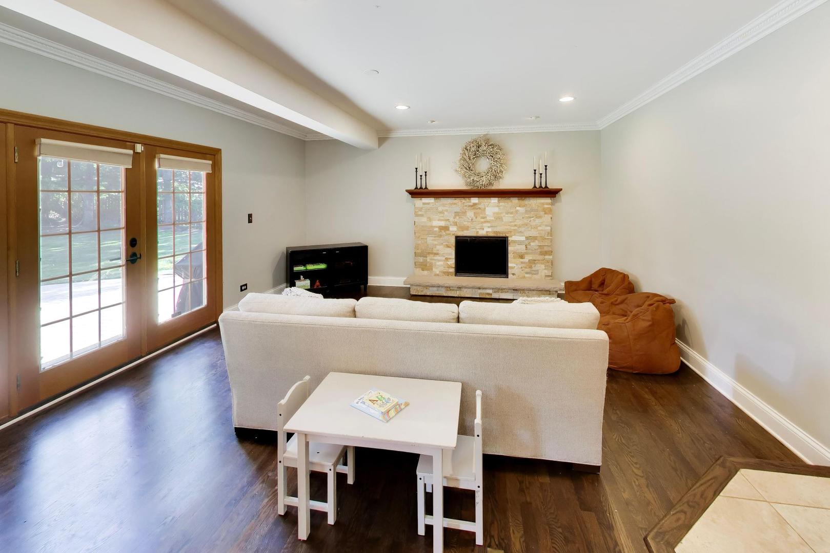 1310 W Hampton Place, Palatine, IL 60067