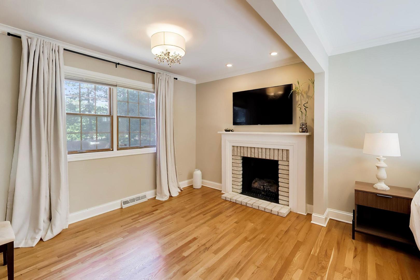1310 W Hampton Place, Palatine, IL 60067