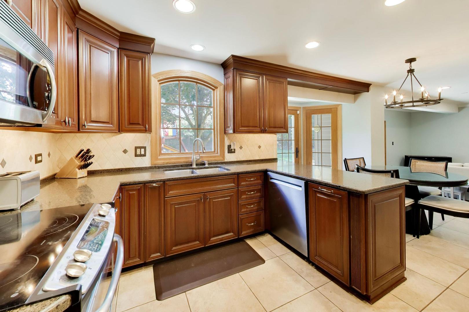 1310 W Hampton Place, Palatine, IL 60067