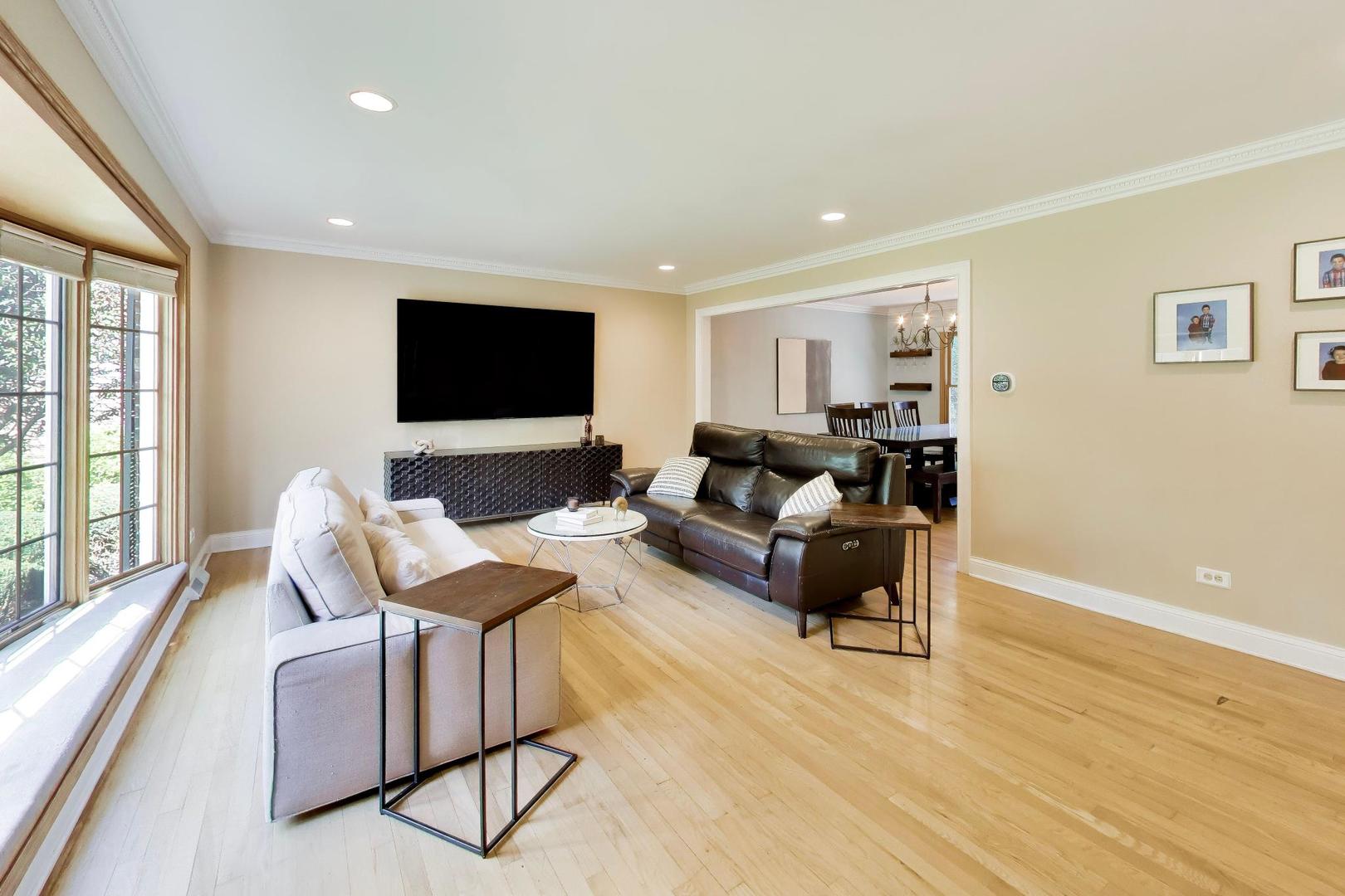 1310 W Hampton Place, Palatine, IL 60067