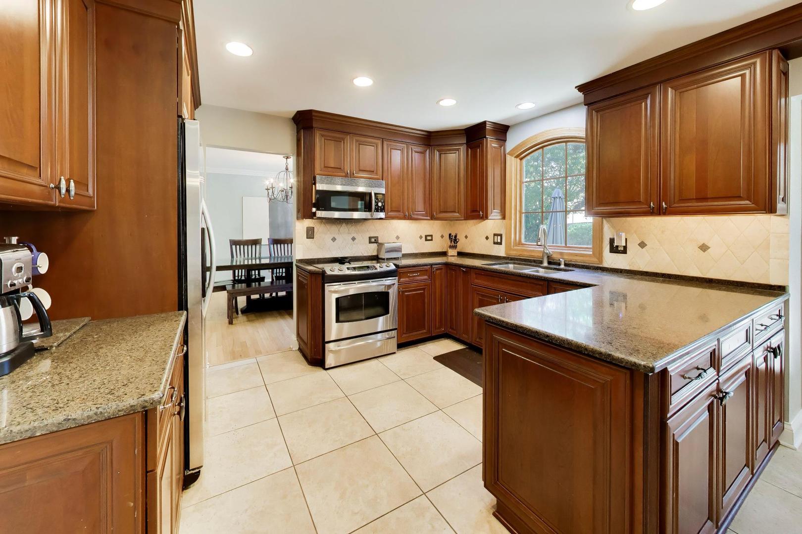 1310 W Hampton Place, Palatine, IL 60067