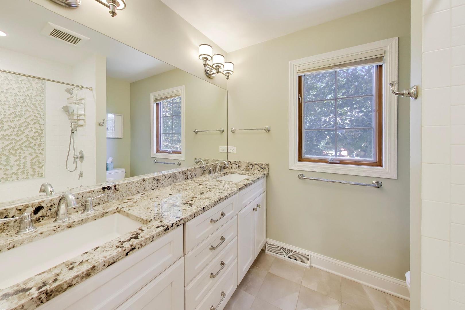 1310 W Hampton Place, Palatine, IL 60067