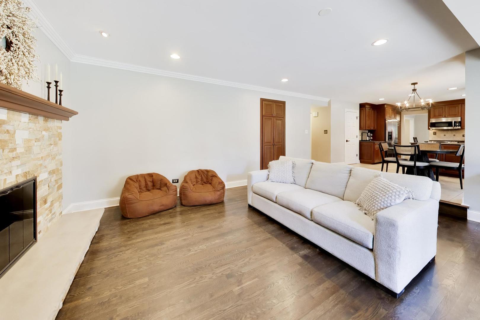 1310 W Hampton Place, Palatine, IL 60067
