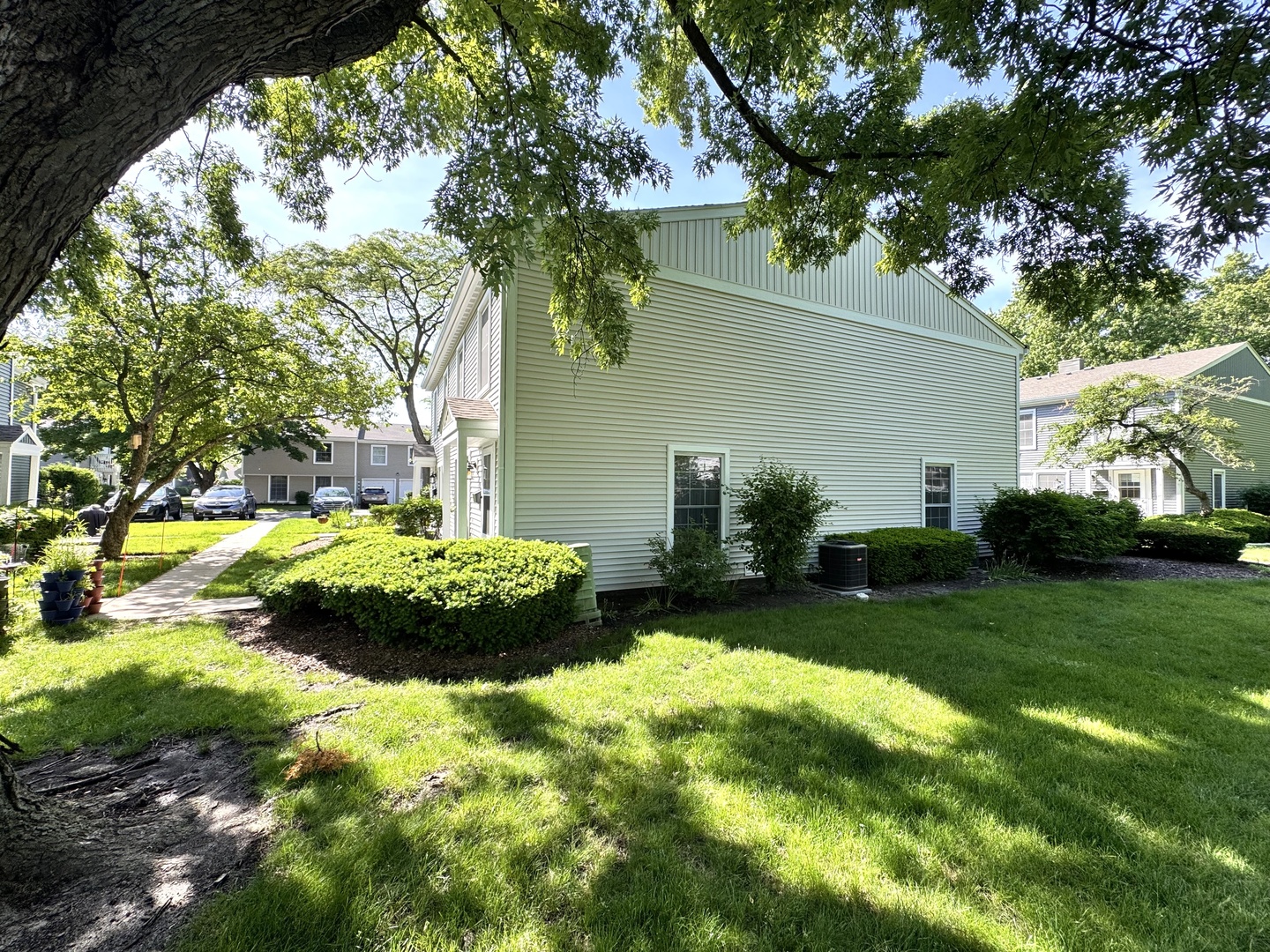 1674 Williamsburg Court #D, Wheaton, IL 60189
