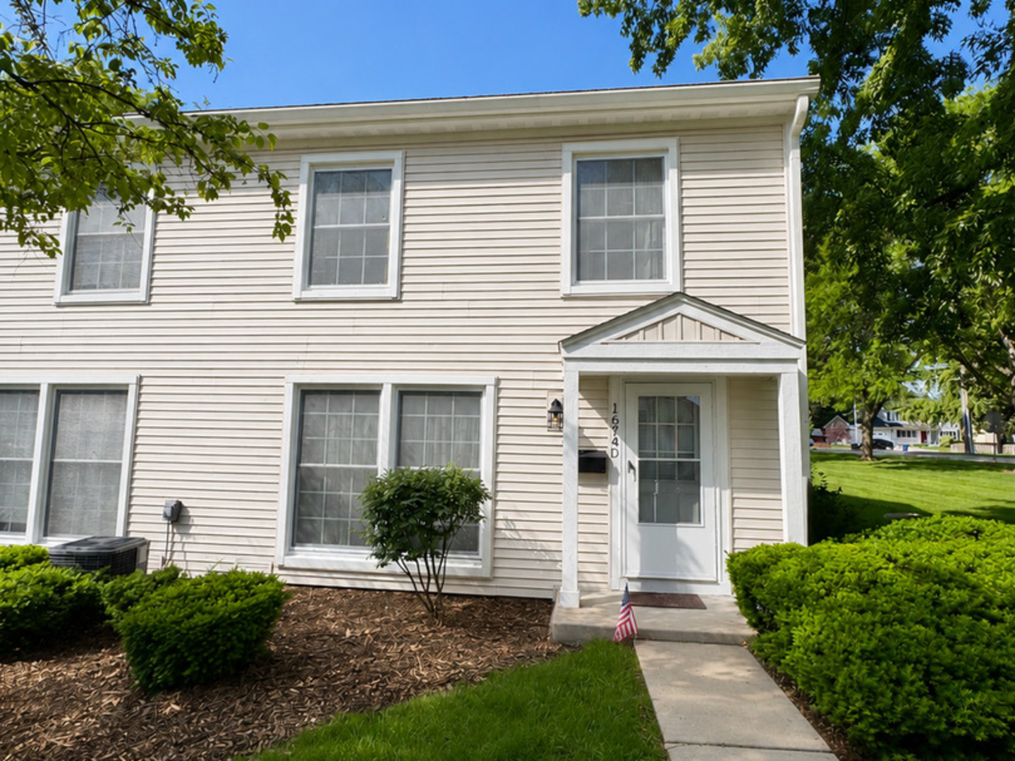 1674 Williamsburg Court #D, Wheaton, IL 60189