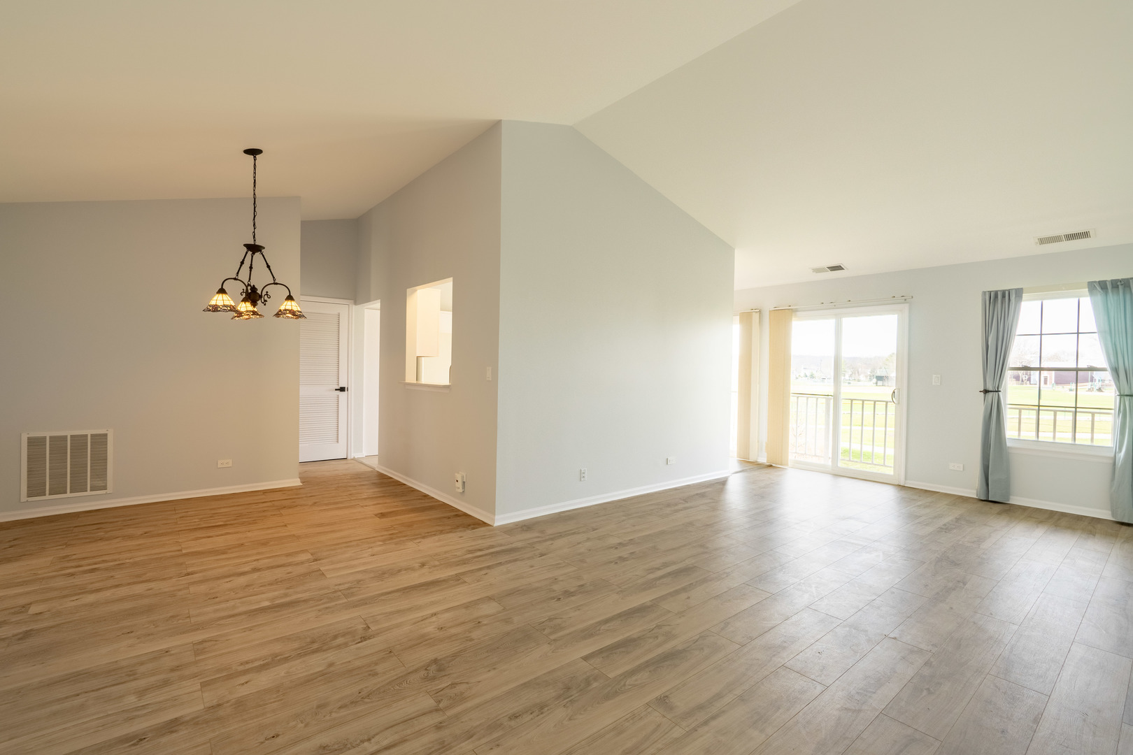 629 W Streamwood Boulevard #B, Streamwood, IL 60107