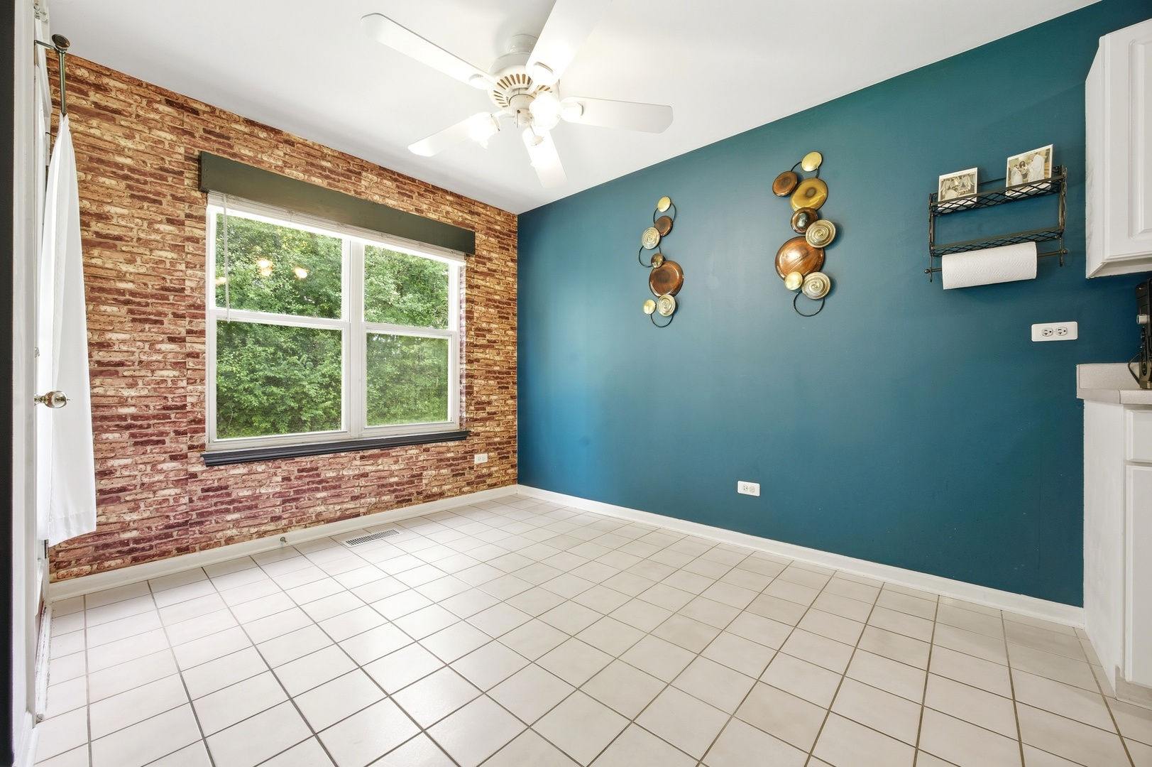 383 Woodview Circle #A, Elgin, IL 60120