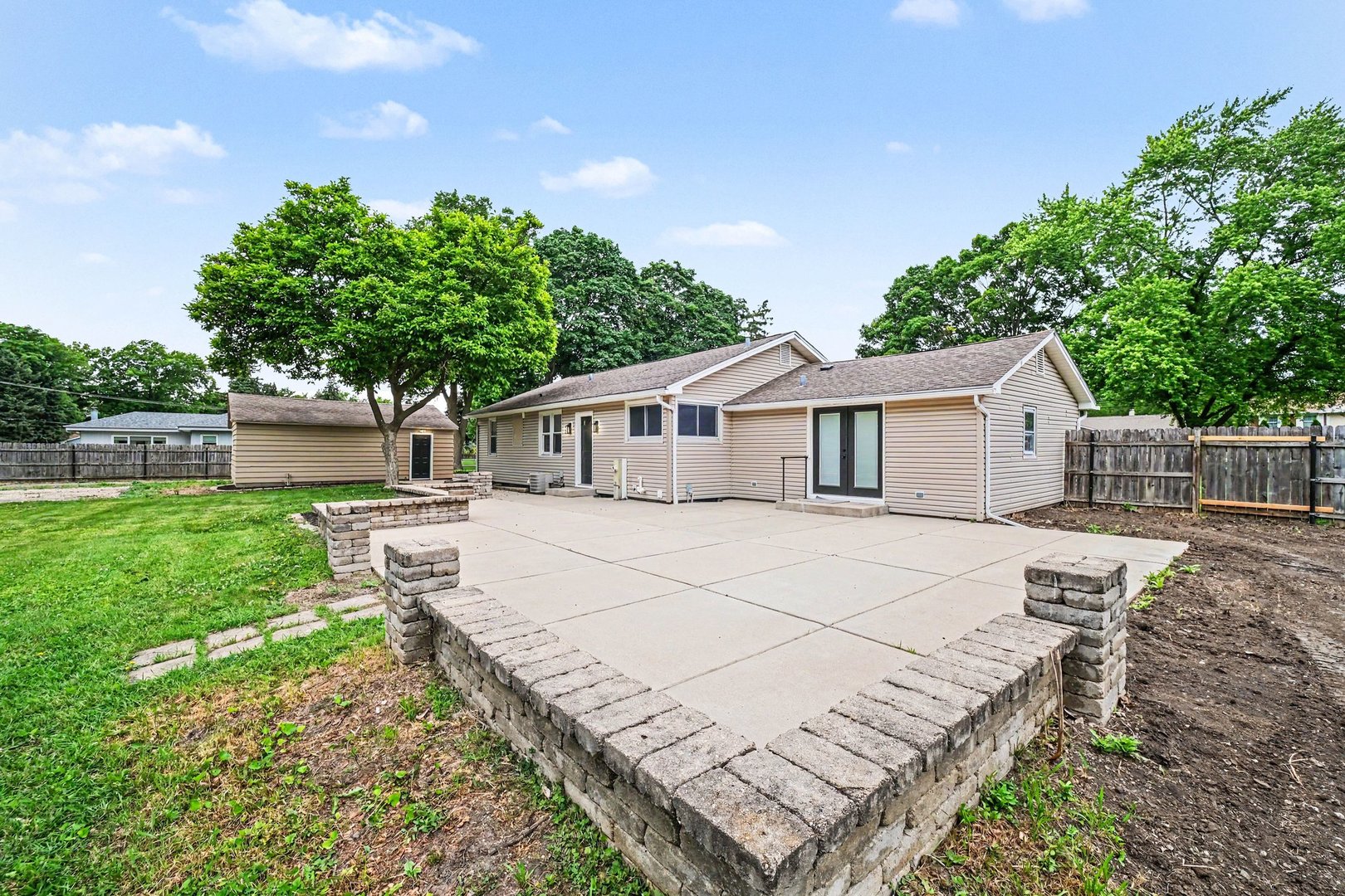 936 Old Indian Trail, Aurora, IL 60506