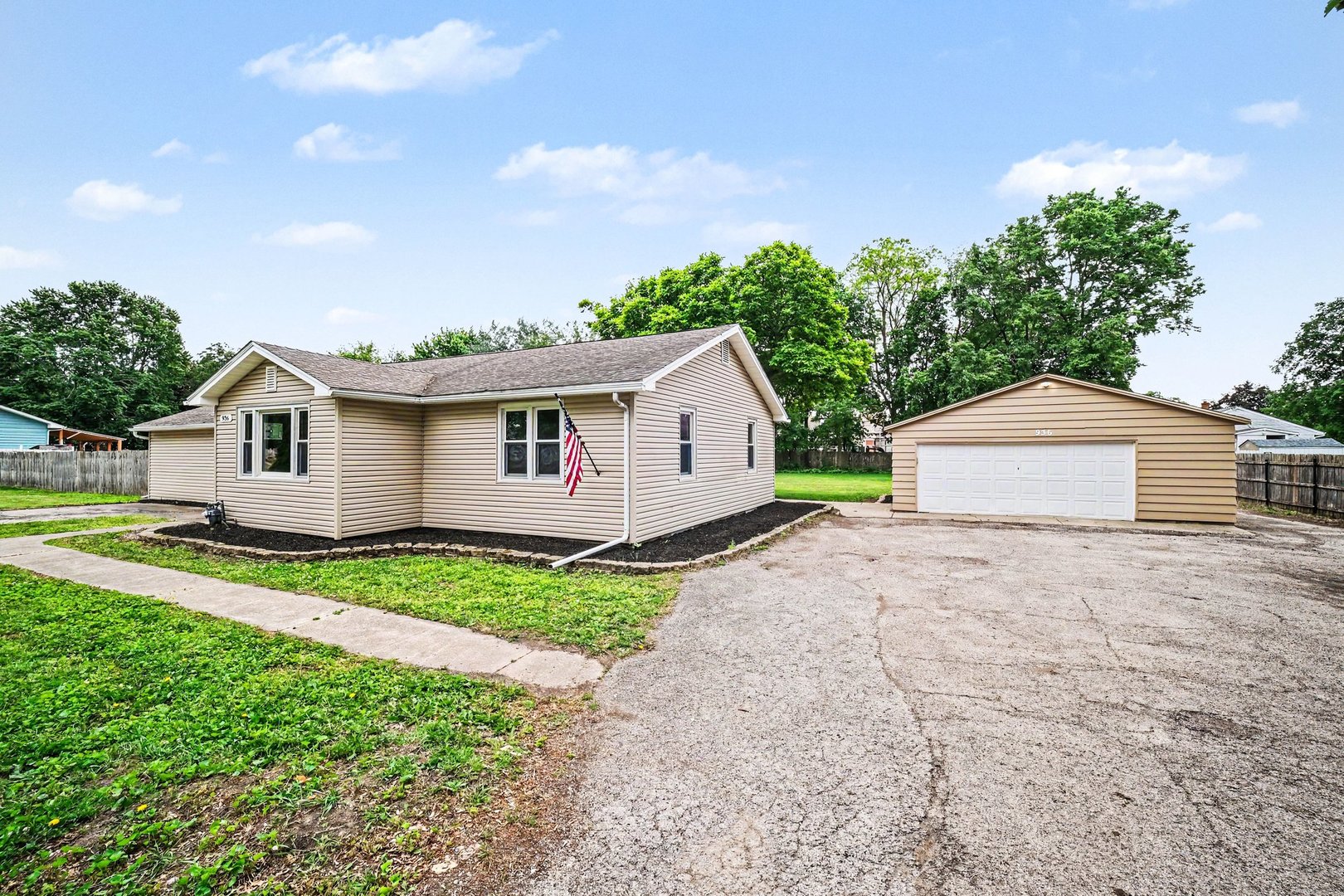 936 Old Indian Trail, Aurora, IL 60506