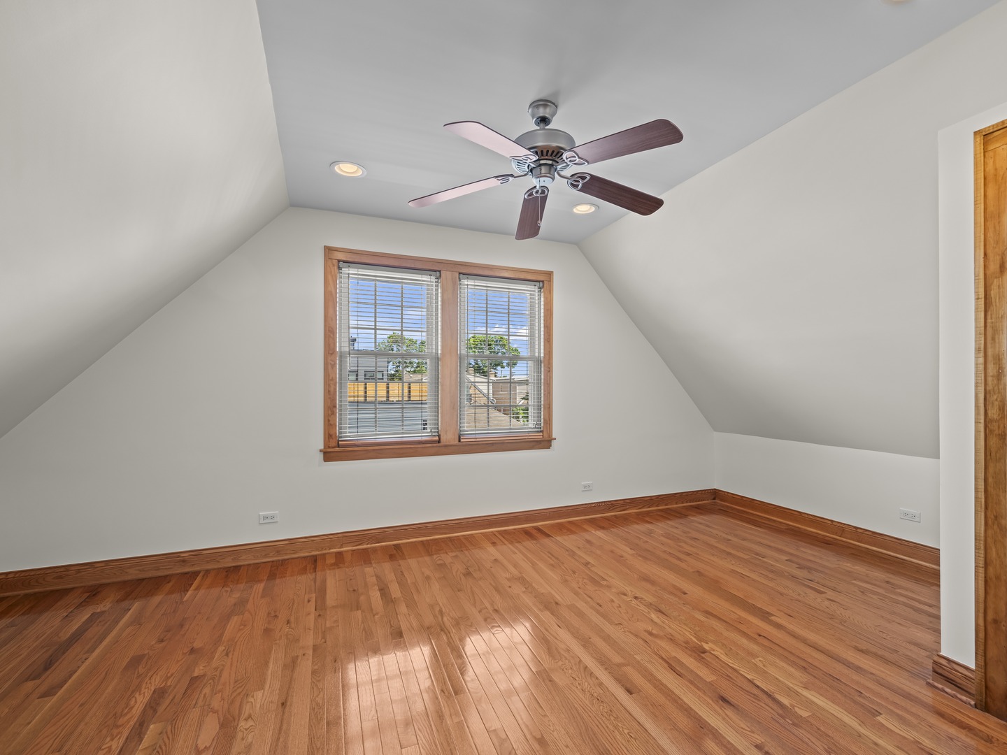 6950 W Barry Avenue, Chicago, IL 60634