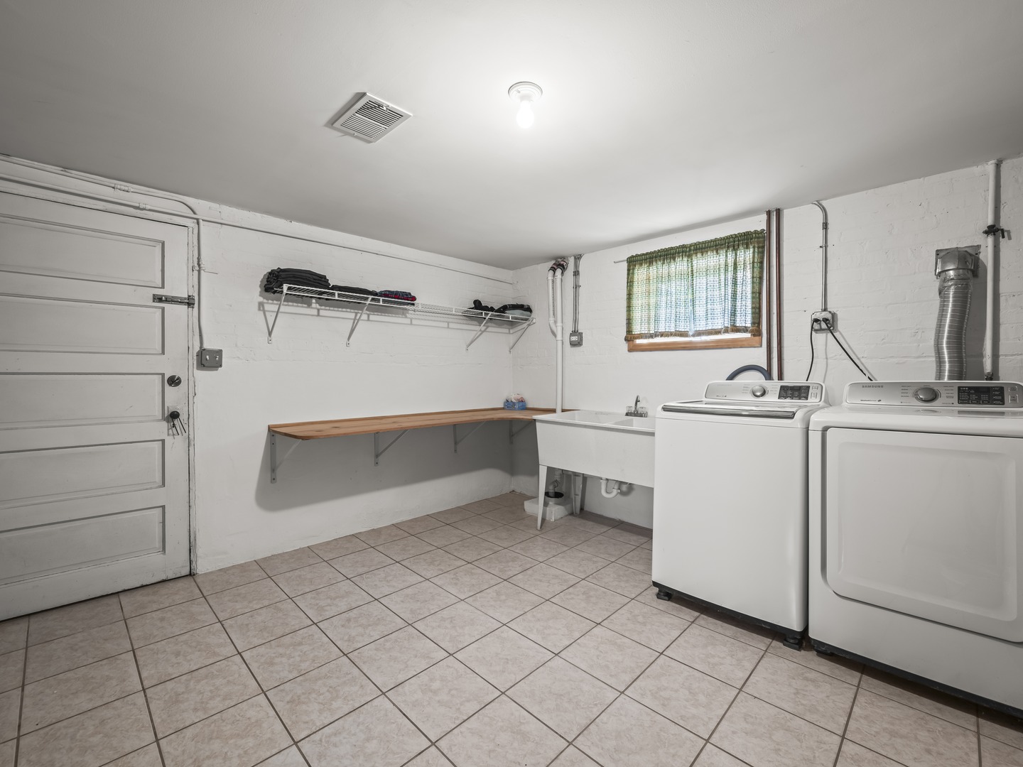6950 W Barry Avenue, Chicago, IL 60634