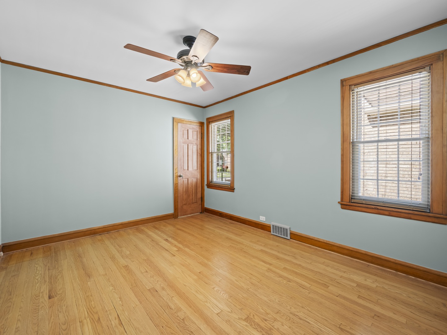 6950 W Barry Avenue, Chicago, IL 60634