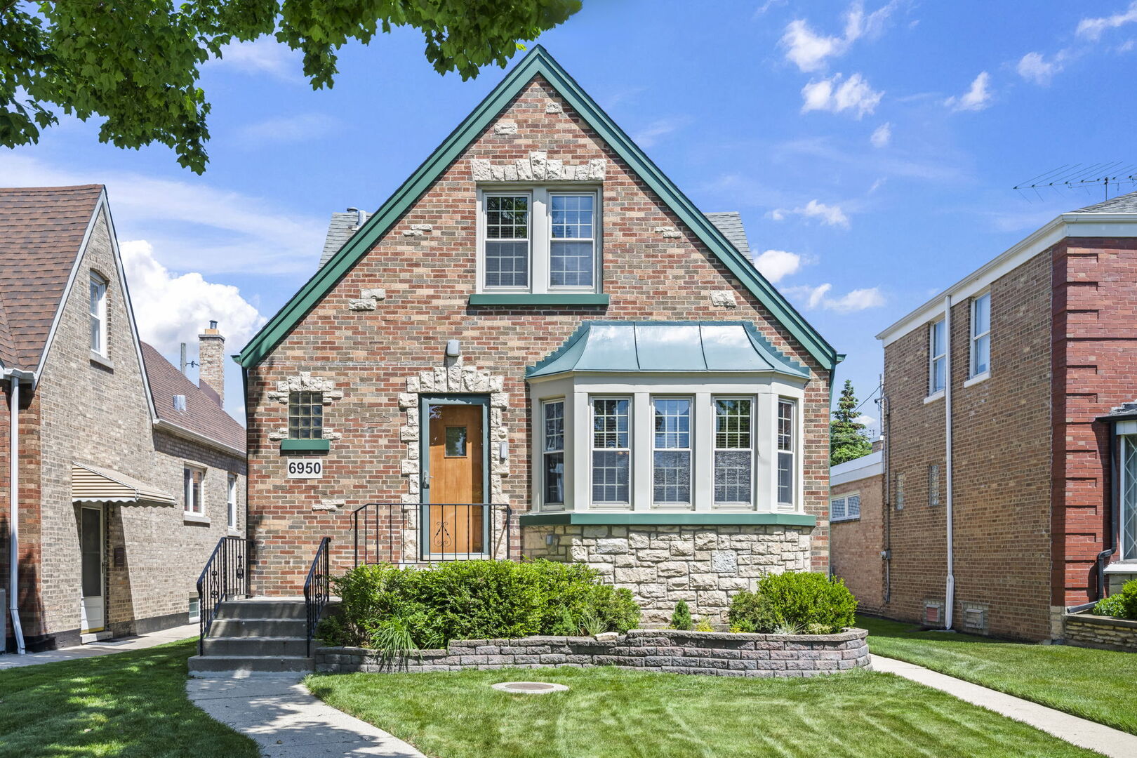 6950 W Barry Avenue, Chicago, IL 60634