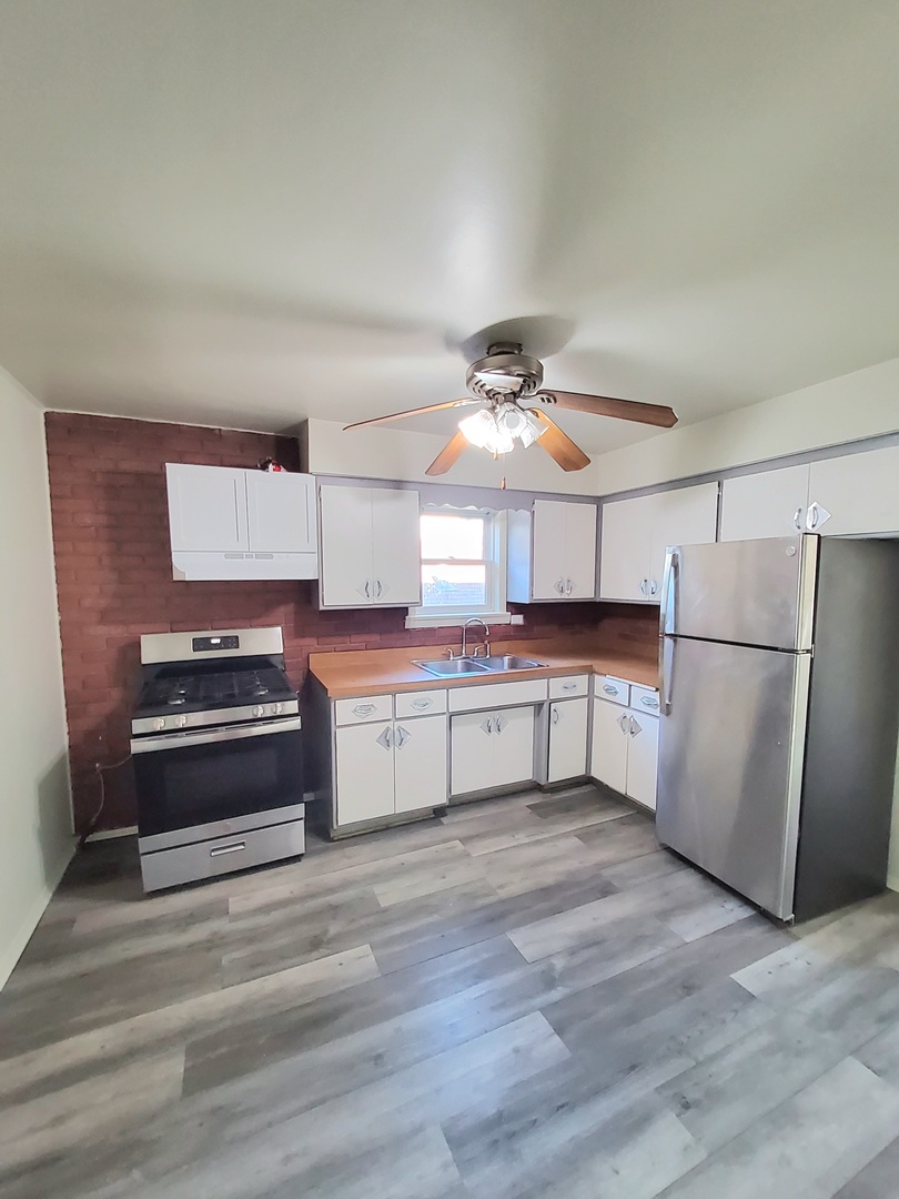 7445 W 64th Street, Summit, IL 60501