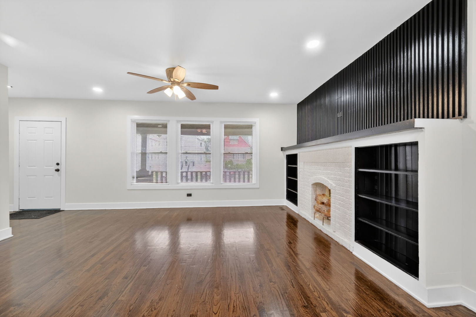 9420 S Saint Lawrence Avenue, Chicago, IL 60619