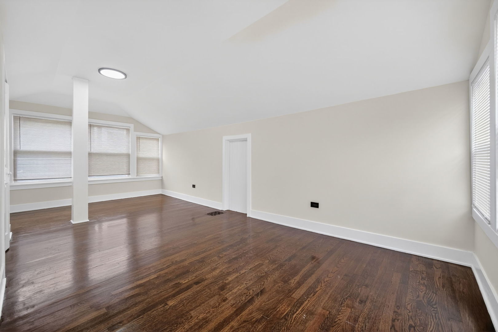 9420 S Saint Lawrence Avenue, Chicago, IL 60619
