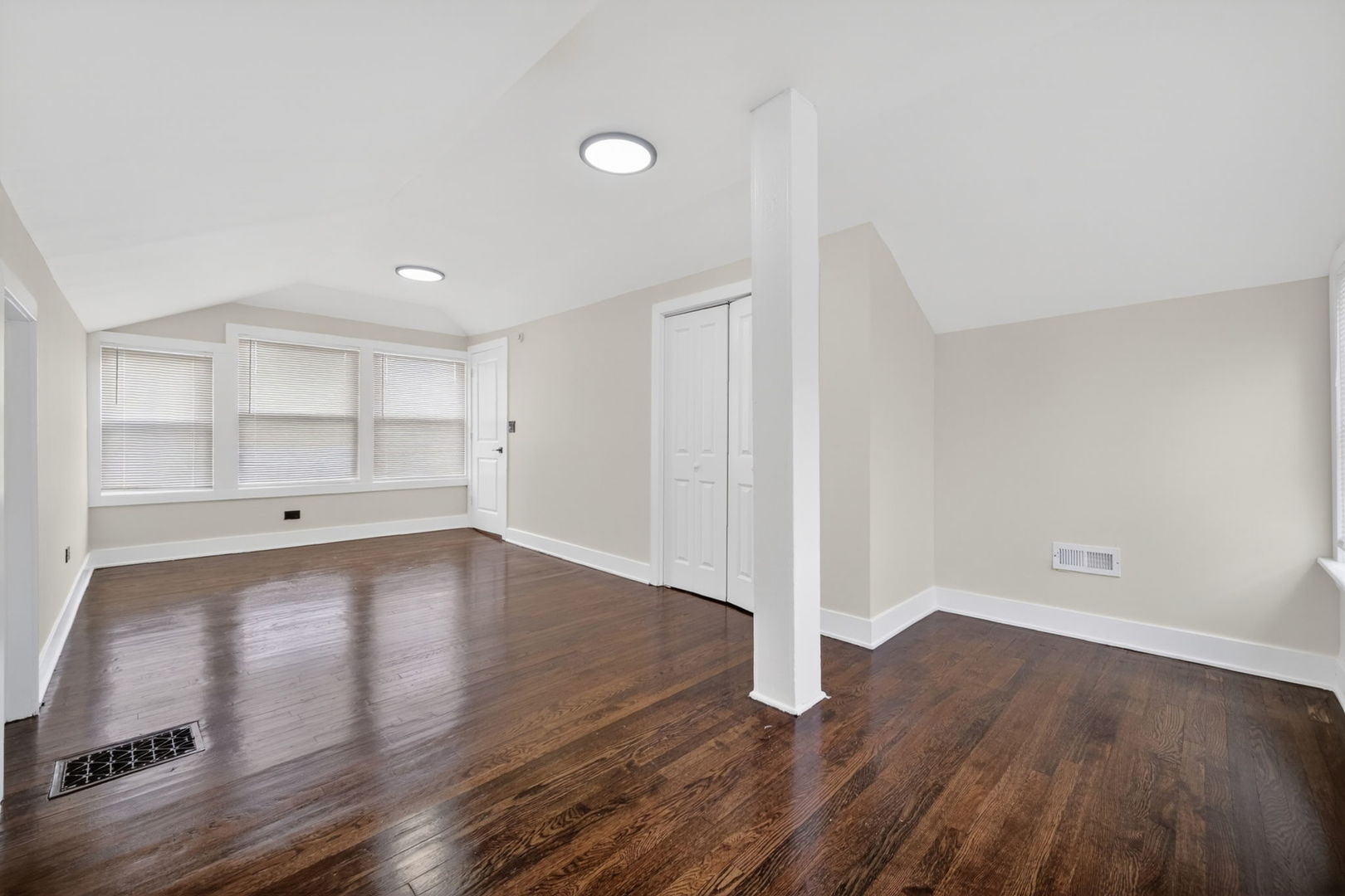9420 S Saint Lawrence Avenue, Chicago, IL 60619