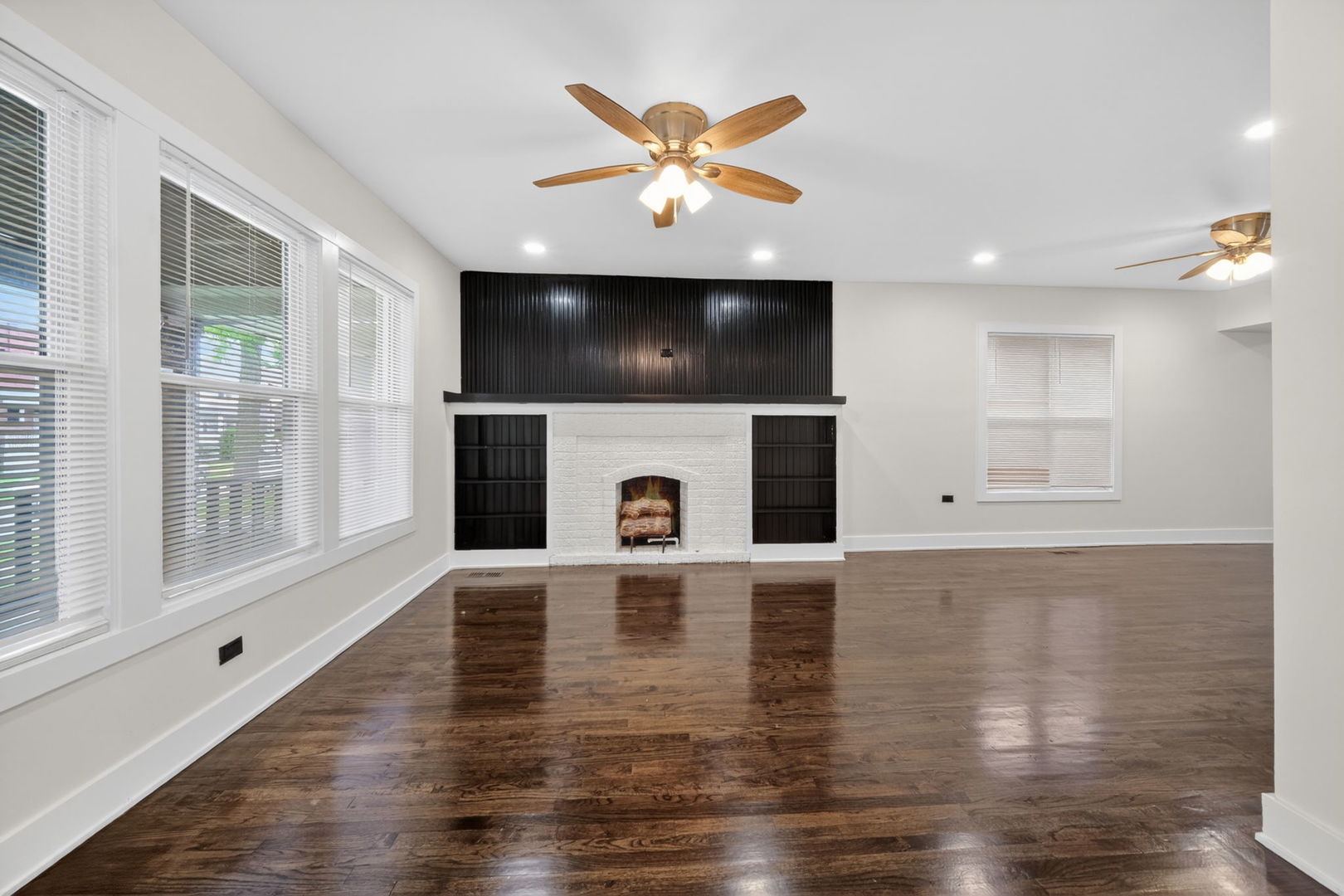 9420 S Saint Lawrence Avenue, Chicago, IL 60619
