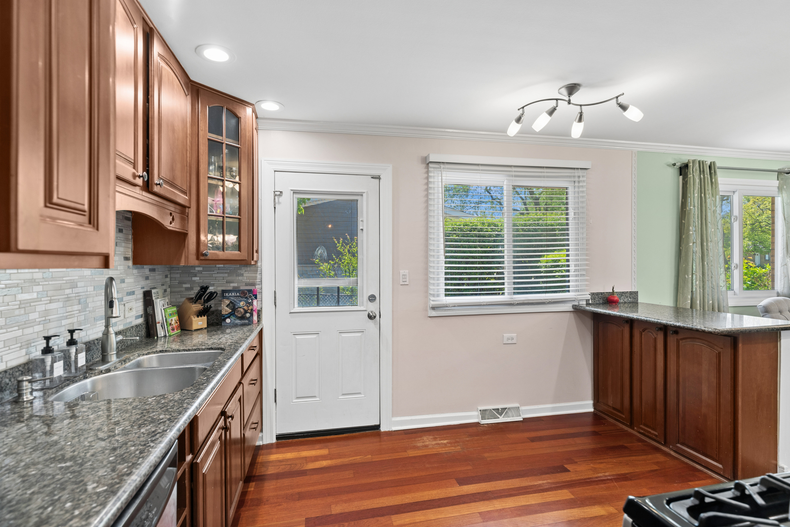 801 E Greenwood Drive, Mount Prospect, IL 60056