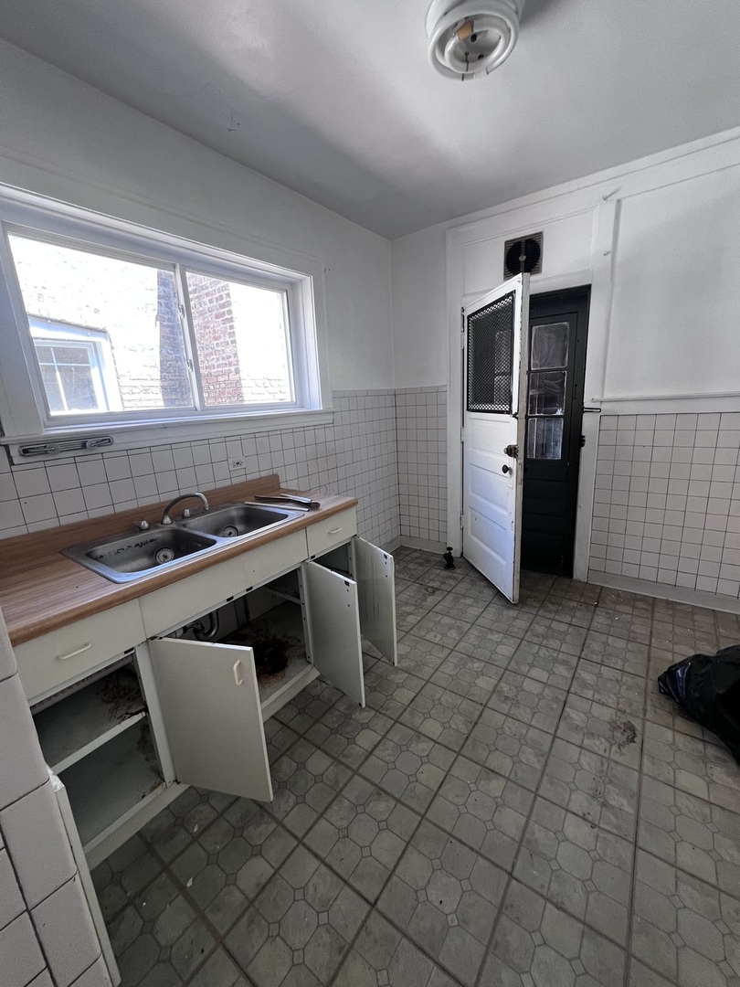 8127 S Vernon Avenue, Chicago, IL 60619